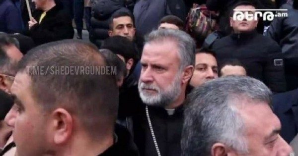 'Karabağ'dan çıkmam' diyen Ermeni papaz bakın nerede görüntülendi!