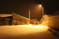 Ağrı'da Gece Yarısı Yağan Kar Etrafı Beyaza Bürüdü