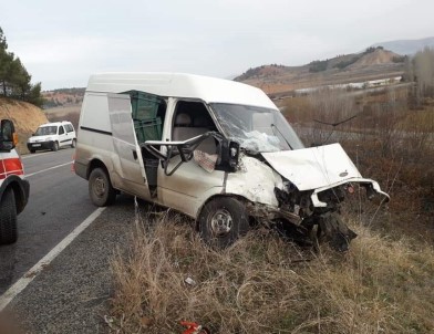 Çal'da İki Ticari Araç Kafa Kafaya Çarpıştı Açıklaması 1'İ Ağır 2 Yaralı