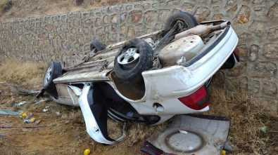 Takla Atan Otomobil Hurdaya Döndü, 2 Kişi Sağ Olarak Kurtarıldı