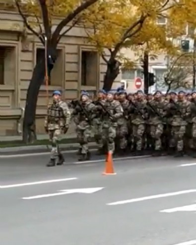 Türk askerleri Bakü sokaklarını inletti