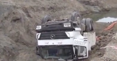 Yol Çöktü, Kamyon Devrildi Açıklaması 1 Yaralı