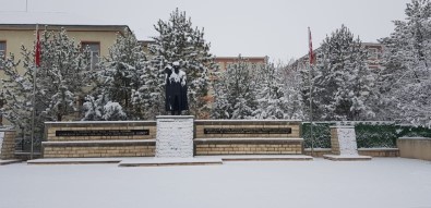 Aşkale Beyaz Gelinliğini Giydi