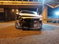 Takla Atan Otomobil Tıra Çarptı, Sürücü Kazayı Yara Almadan Atlattı Haberi