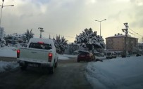 İZZET BAYSAL DEVLET HASTANESI - Bolu'da, Kar Nedeniyle Yoldan Yürüyen Yaşlı Adama Otomobil Çarptı