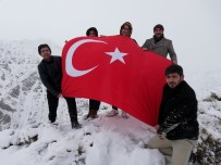 Dalgalandırdıkları Türk Bayrağı İle Yunan Vekil Lagos'u Kınadılar