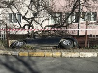 OTOMATİK VİTES - Eyüpsultan'da İlginç Kaza, Görenler Döndü Bir Daha Baktı