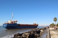KARGO GEMİSİ - Hatay'da Karaya Vuran Kargo Gemisi Bekleyişini Sürdürüyor