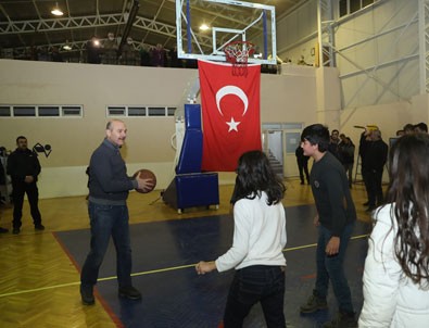 İçişleri Bakanı Soylu depremzede çocuklarla basketbol oynadı