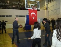 İçişleri Bakanı Soylu depremzede çocuklarla basketbol oynadı Haberi