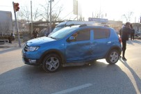 ALPARSLAN TÜRKEŞ - İşçi Servisi Otomobille Çarpıştı Açıklaması 1 Yaralı