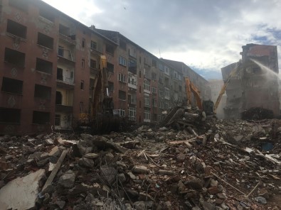 İstanbul'daki Depremde Hasar Gören Binaların Yıkımına Başlandı