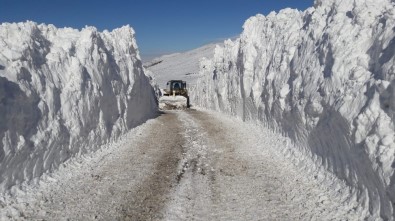 Kar Kalınlığı 2 Metreyi Geçti, 85 Köy Yolu Ulaşıma Kapandı