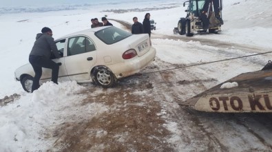 Kaza Yapan Otomobilin Yardımına Van Büyükşehir Yol Ekipleri Yetişti