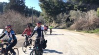 EVCİL HAYVAN - Kuşadalı Bisikletçiler, Bu Defa Barınaktaki Hayvanlar İçin Pedal Çevirdi