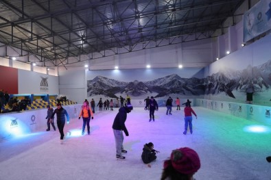 Mardin'de Öğrenciler Yarı Yıl Tatilinde Buz Pistine Akın Etti