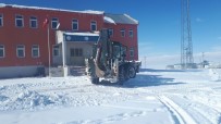 KAR TEMİZLİĞİ - Okul Bahçeleri Kardan Temizlendi