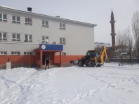 ÖZALP BELEDİYESİ - Özalp Belediyesi Okullardaki Temizlik Yaptı