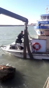 Samandağ'da Halatı Kopan Balıkçı Teknesi Batmaktan Son Anda Kurtarıldı