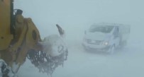 MAHSUR KALDI - Siirt'te Kar Ve Tipide Mahsur Kalan Araç Kurtarıldı