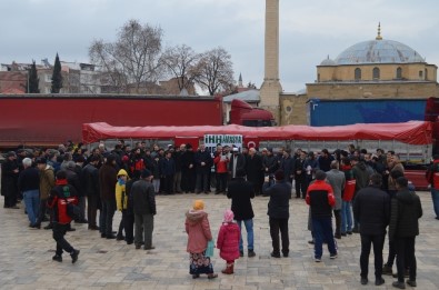 Suriye'ye 6 Tır Un Gönderildi