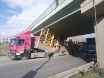 TRAFİK YOĞUNLUĞU - TEM Bağlantı Yolunda Tır Üst Geçide Takıldı