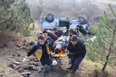 Yoldan Çıkan Minibüs Şarampole Yuvarlandı Açıklaması 9 Yaralı