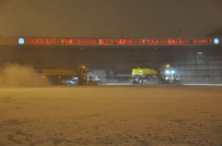 SELAHADDIN EYYUBI - Yüksekova Havalimanında Yoğun Tipi Altında Karla Mücadele