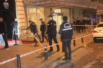 SAĞLIK EKİPLERİ - Beyoğlu'nda Lüks Araçla Gelip Tartıştıkları Gruba Ateş Açtılar Açıklaması 1 Ağır Yaralı