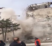 Depremde Hasar Alan Bina Yıkılırken Çöktü