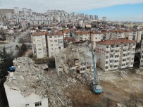 YIKIM ÇALIŞMALARI - Elazığ'da Depremde Hasar Gören Binalar Yıkılıyor