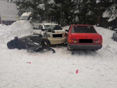 Kar Motoruyla Park Halindeki İki Otomobile Çarptı Açıklaması 2 Yaralı