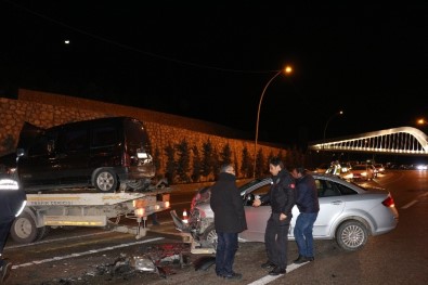 Otomobil Hafif Ticari Araçla Çarpıştı Açıklaması 4 Yaralı