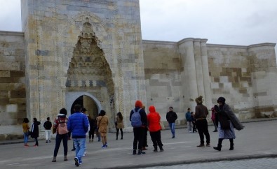 Sultanhanı Kervansarayı'na Uzakdoğulu Turistlerden Yoğun İlgi