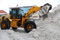 İŞ MAKİNESİ - Varto Belediyesinden Kar Temizleme Çalışması