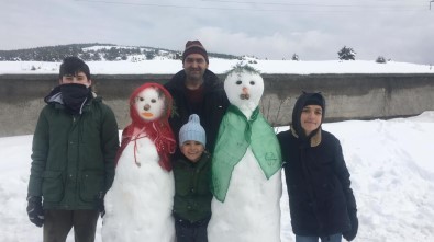 Yozgat'ta Kardan Gelin Ve Damat Yapıp Takı Taktılar
