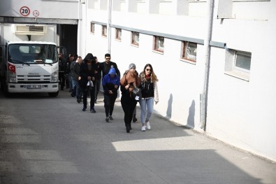 Adana'da 2'Si Kadın 19 Torbacı Adliyede