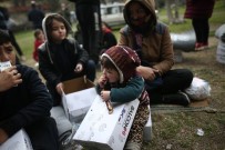 Çanakkale'den Yunanistan'a Geçmeyi Bekleyen Mültecilere Giyim Ve Erzak Ve Battaniye Yardımı Haberi