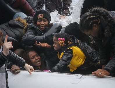 Göçmenler Midilli Adası'na çıkıyor
