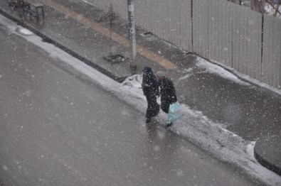 Kars'ta Kar Yağışı Başladı
