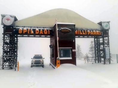 Manisa Spil Dağı'nda Yoğun Kar Yağışı Etkili Oluyor