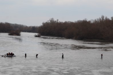 Meriç Nehri'ni Yürüyerek, Botla Ve Çocukları Omuzlarında Geçiyorlar