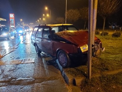 Otomobil Trafik Lambasına Çarptı Açıklaması 2 Yaralı