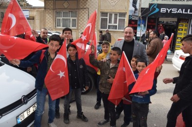 Viranşehir'de Şehitler İçin Bayrak Dağıtıldı