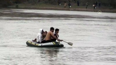 Yunan Askerinin Geçişlerine İzin Vermediği Düzensiz Göçmenler Nehir Ortasında Kaldı
