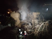 EVDE TEK BAŞINA - Adana'da 2 Katlı Ahşap Ev Yangında Kül Oldu