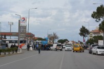 AYVALIK BELEDİYESİ - Ayvalık'ta Panelvan İle Motosiklet Çarpıştı; 1 Yaralı