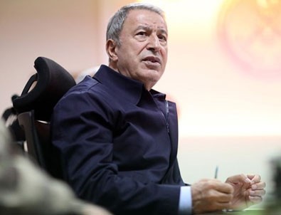 Bakan Akar, TSK'nın komuta kademesiyle Suriye sınırına gitti
