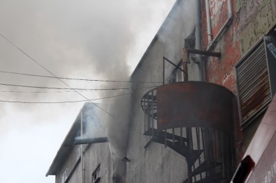 Bayrampaşa'da İplik Fabrikasına Yangın Çıktı, İtfaiye Eri Yaralandı