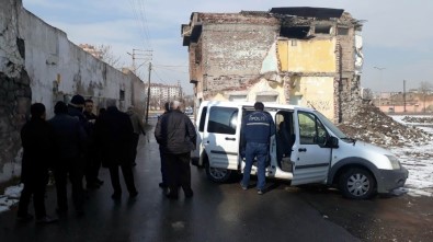 Camiye Gitmeyince Arkadaşları Şüphelendi, Evinde Ölü Bulundu